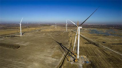 正在建設(shè)中的大慶喇嘛甸油田風(fēng)電項(xiàng)目現(xiàn)場。