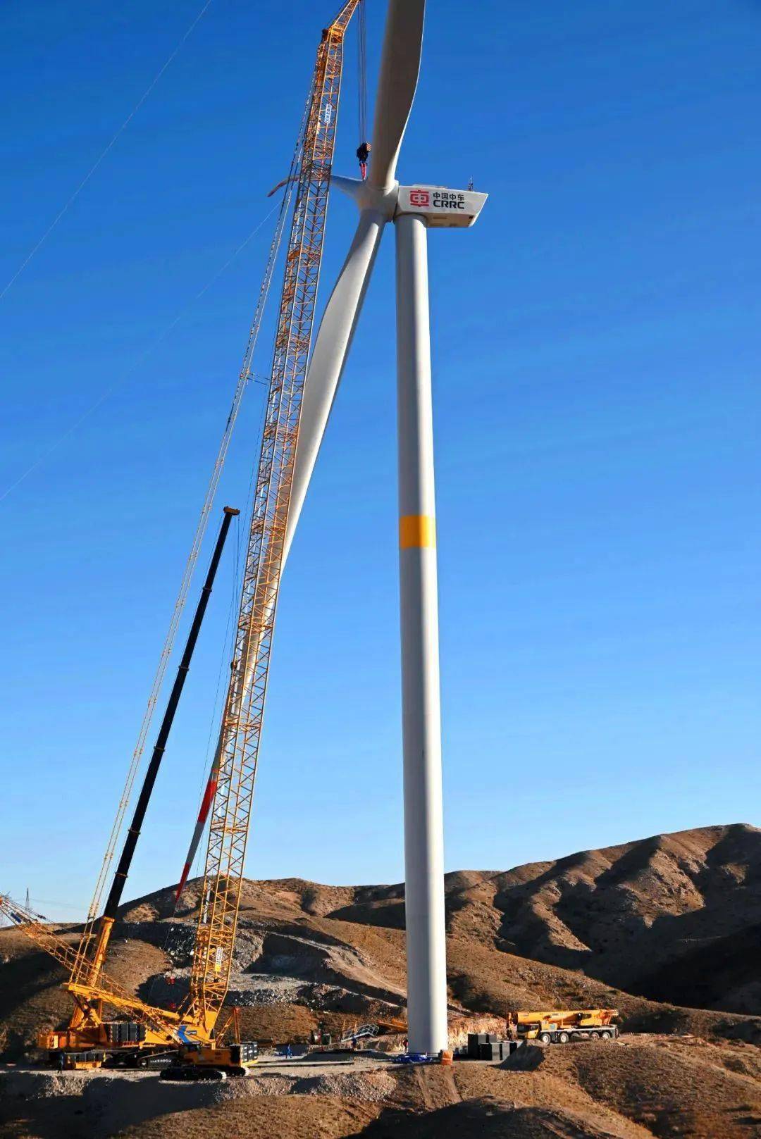 華潤新能源阿拉善宗別立200兆瓦風電項目成功完成首臺風機吊裝